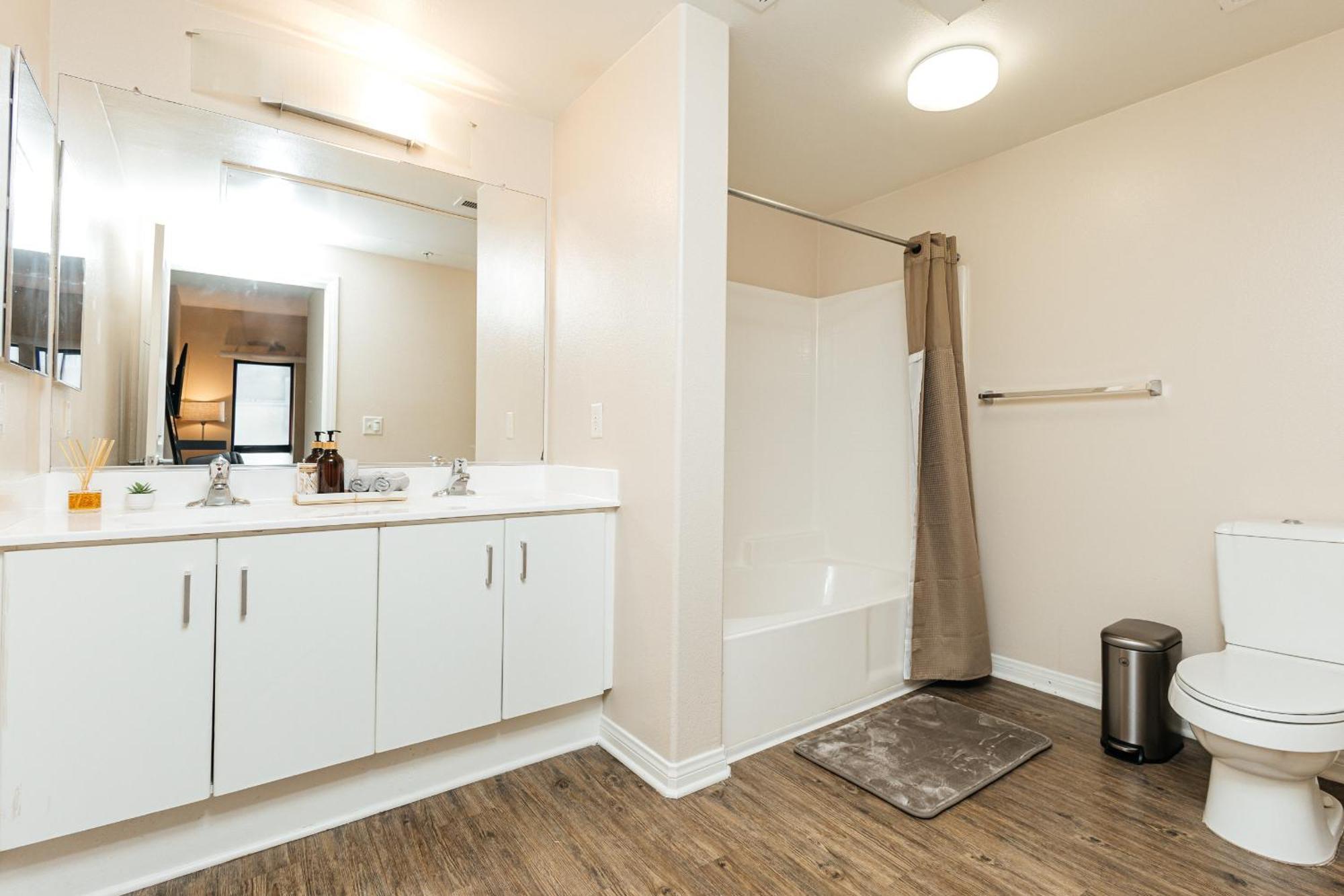Stunning 2 Bedroom Near By The Grove Apartamento