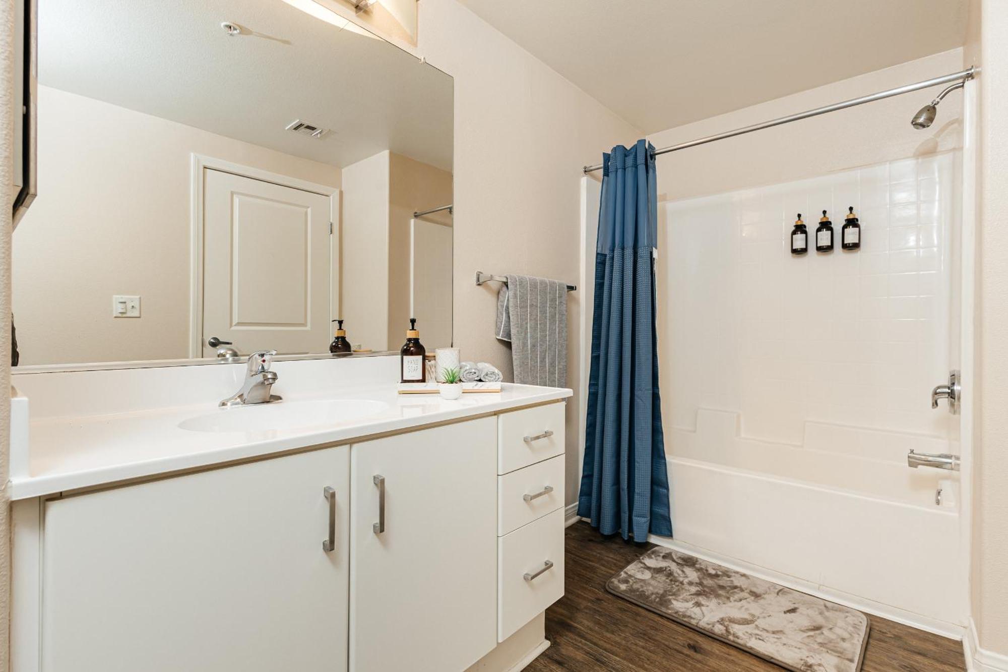Stunning 2 Bedroom Near By The Grove Apartamento
